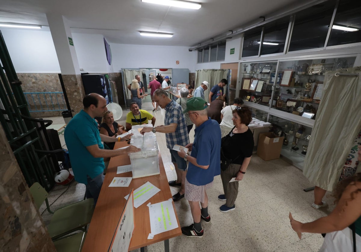 Votantes en un colegio electoral de la capital, esta mañana.