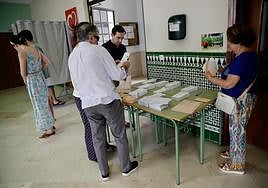 Ciudadanos en un colegio electoral de la capital.