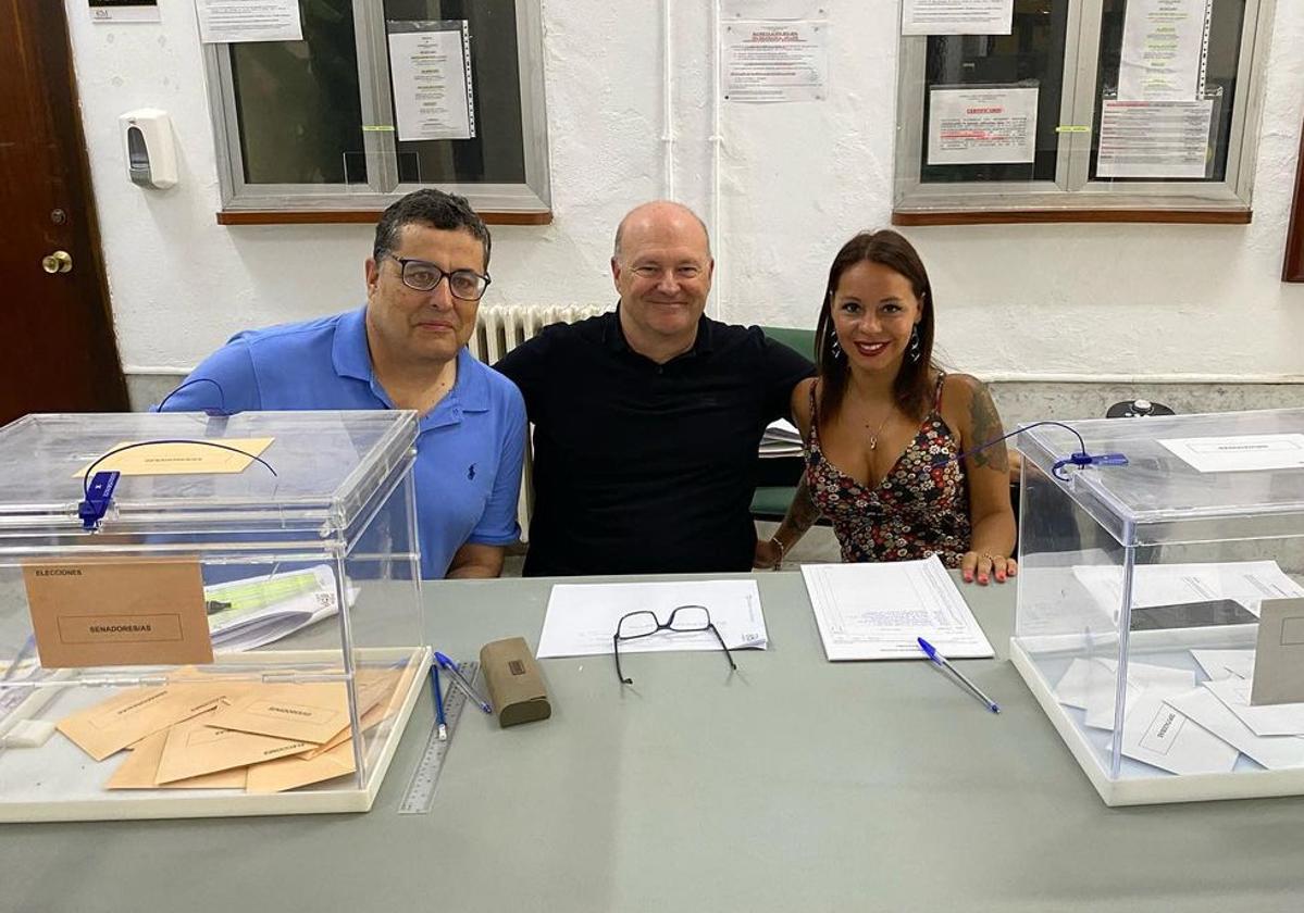 Pepe Mel, en el centro de la imagen, en la mesa electoral junto a otros compañeros convocados.