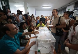 Toni Valero ejerce su derecho a voto en las Escuelas Ave María, a primera hora de la mañana.