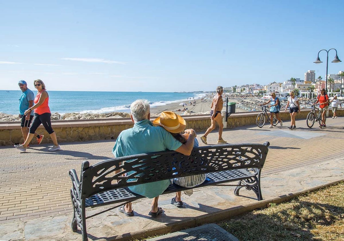 Vista de turistas en el paseo marítimo de Torremolinos.