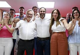Daniel Pérez, secretario general del PSOE en Málaga, en el centro, con Rafael Granados, número uno al Senado, y Mari Nieves Ramírez, número uno de la lista al Congreso.