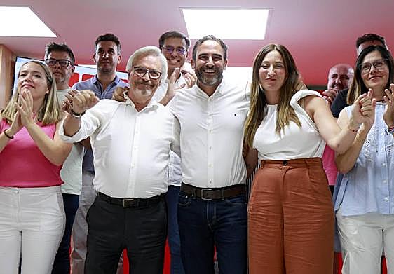 Daniel Pérez, secretario general del PSOE en Málaga, en el centro, con Rafael Granados, número uno al Senado, y Mari Nieves Ramírez, número uno de la lista al Congreso.