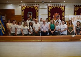 El alcalde de Alhaurín de la Torre, Joaquín Villanova; junto a la edil de Formación y Empleo, María del Mar Martínez y alumnos de los nuevos programas de formación de empleo.