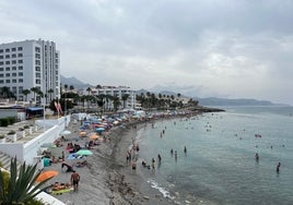 Imagen de la nerjeña playa de La Torrecilla, el único municipio del litoral axárquico que mantiene el servicio de duchas en las playas.