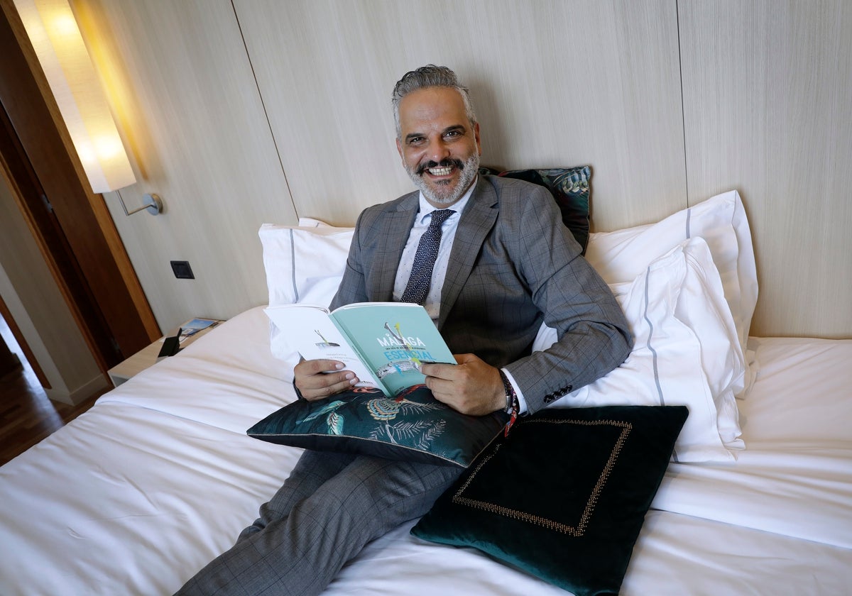 Jorge Gonzélez, en una de las suites del AC Málaga Palacio.