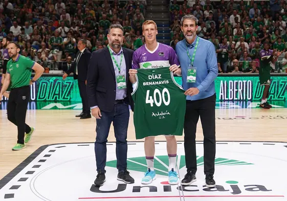 Carlos Cabezas y Berni entregan a Alberto Díaz una camiseta conmemorativa de sus 400 partidos en la Liga ACB la pasada temporada.