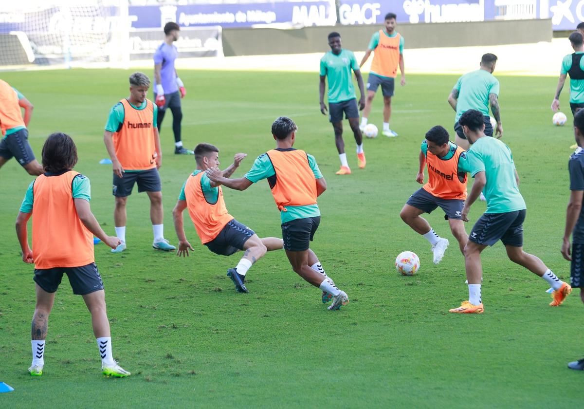 Imagen de un entrenamiento reciente del Málaga en La Rosaleda.