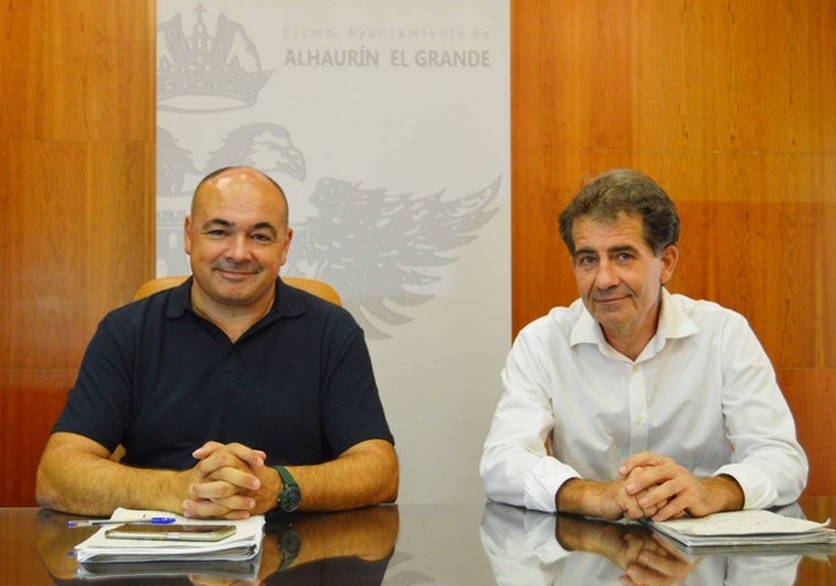 El alcalde de Alhaurín el Grande, Antonio Bermúdez, junto al concejal de Hacienda, Luis Miguel Molina, durante el Pleno Extraordinario.