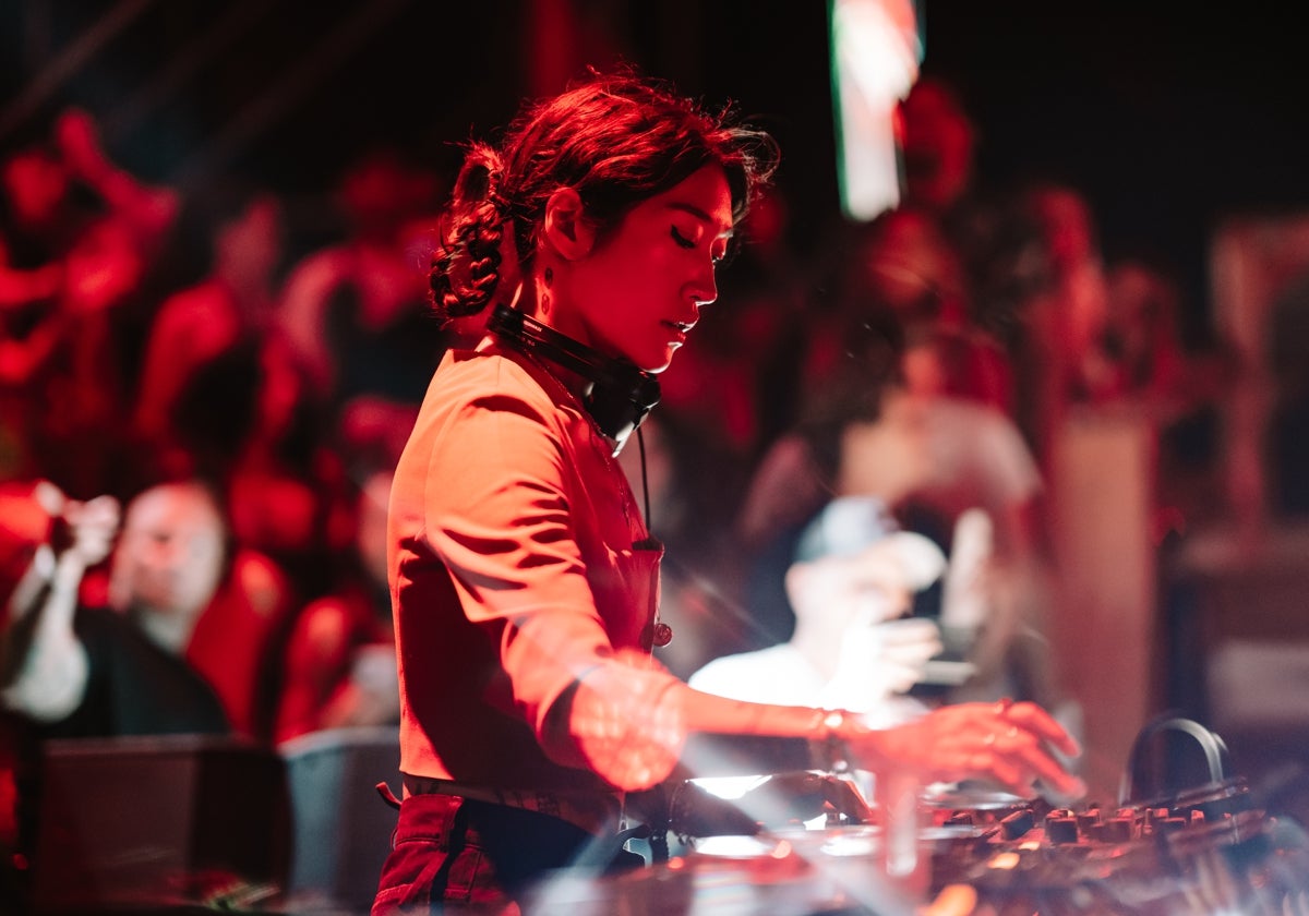 Peggy Gou pinchando sobre el escenario del Sohpie Festival, en Málaga.