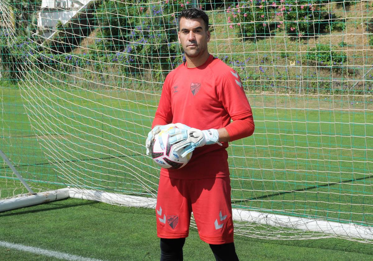 Imagen de archivo de Manolo Reina posando para este medio en una entrevista durante la pretemporada del Málaga la temporada anterior.