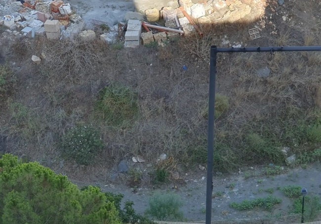 Imagen del mástil de la bandera calcinada en el mirador del Forfe de Almáchar.