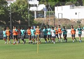 Jugadores del Málaga realizan carrera continua en el campo de fútbol de Benahavís