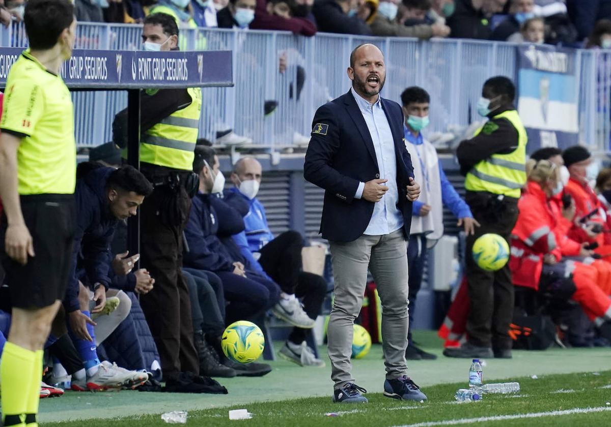 El entrenador, José Alberto López, durante su etapa en el Málaga.