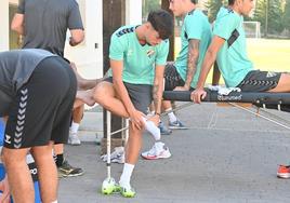 Larrubia se pone las botas para el entrenamiento de este martes con el Málaga en Benahavís.