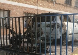 Así amanecieron dos vehículos este martes en la plaza de Miraflores.