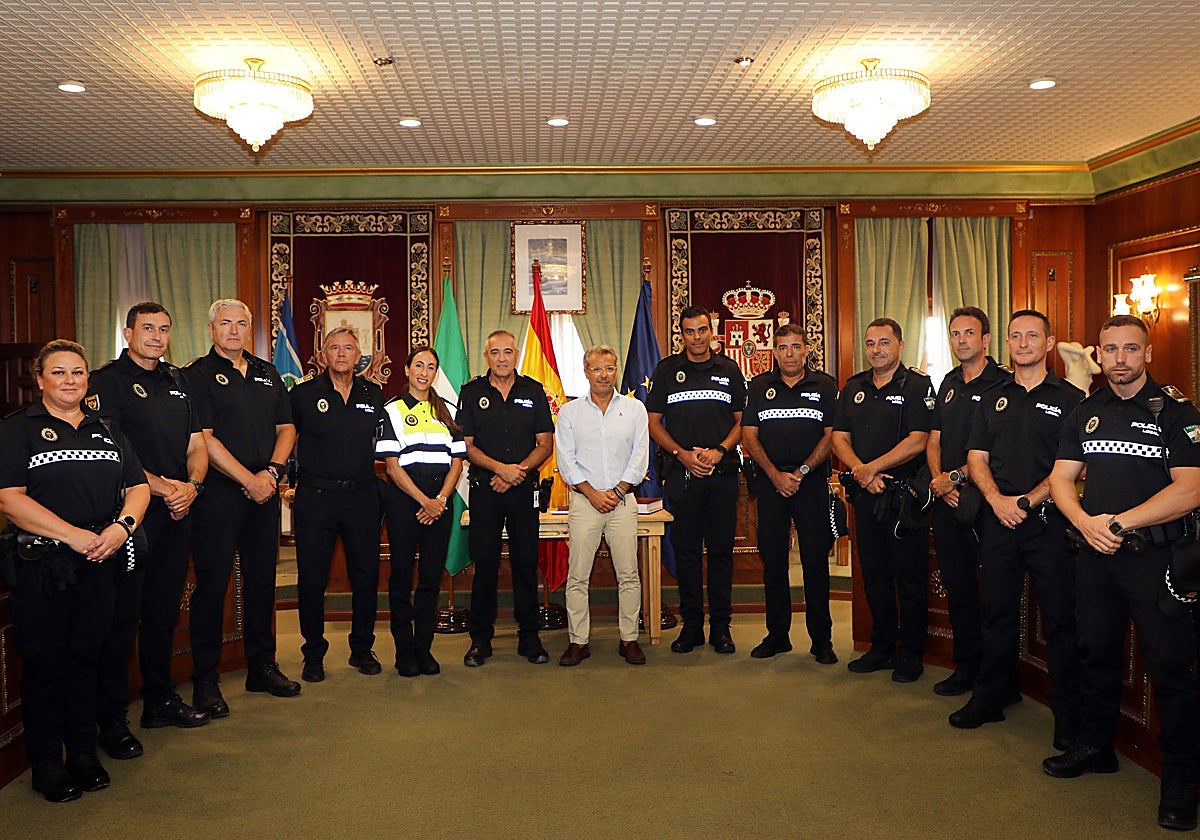 Toma de posesión de dos oficiales de promoción interna y una agente del turno de movilidad.