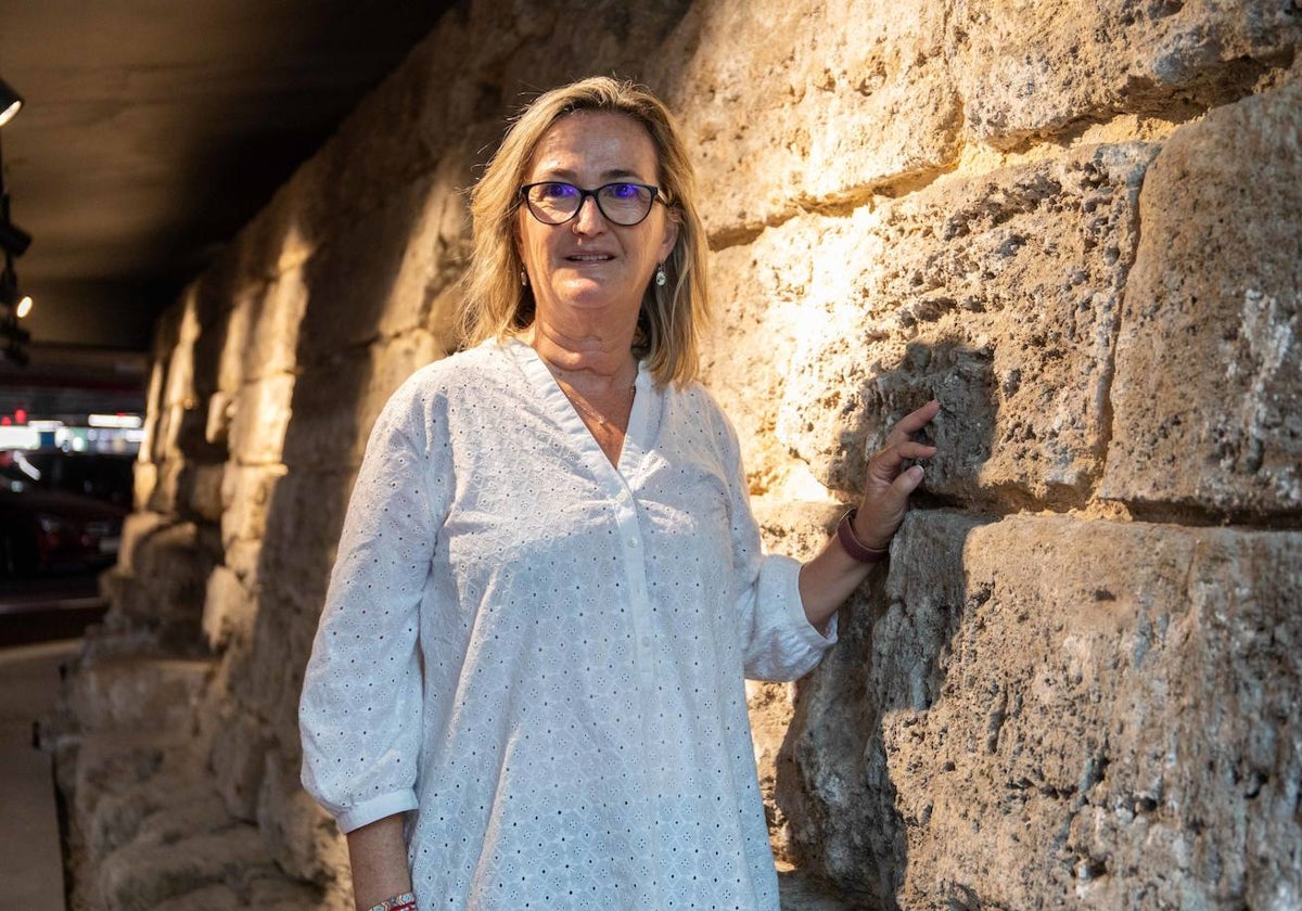 La arqueóloga Ana Arancibia, junto a los antiguos muros que se conservan en el aparcamiento de la plaza de la Marina.