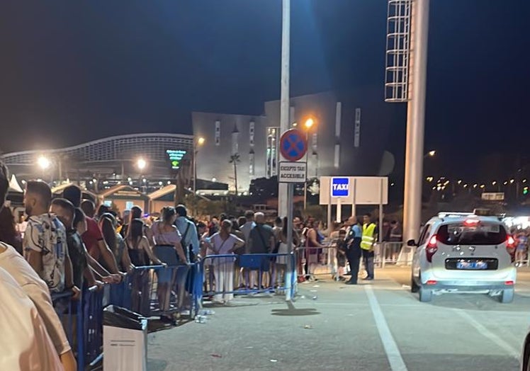 Imagen principal - Colas para coger el bus o un taxi durante la feria de 2022.