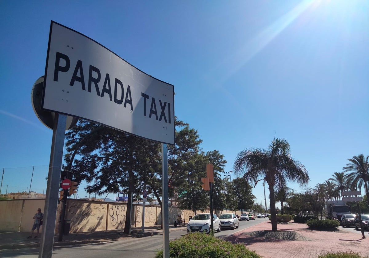 Se habilitará una gran parada de taxis de dos carriles junto a la portada norte del real.