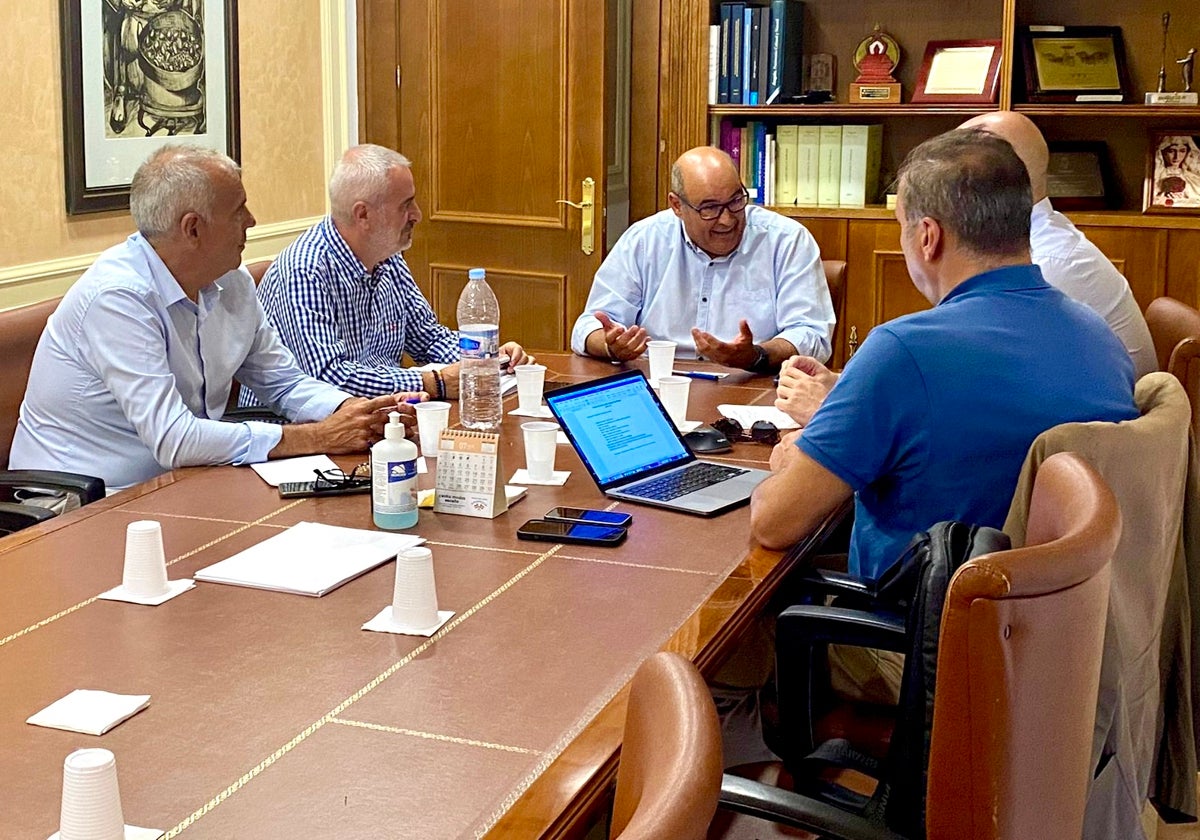 Imagen de la reunión del alcalde veleño con representantes de los hoteleros malagueños.