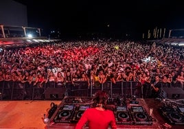 La imagen muestra el ambiente durante la sesión de Peggy Gou.