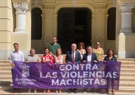 El minuto de silencio, ayer por la mujer asesinada en Utrera. La edil socialista, Rosa del Mar Rodríguez, tercera izquierda, al lado de otros concejales y del alcalde de Málaga.
