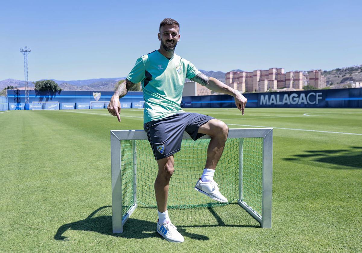 El jugador del Málaga, Dioni, posa para este periódico en el Anexo de La Rosaleda.