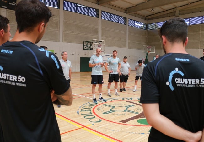 Quino Soler se dirige a los jugadores antes del entrenamiento.