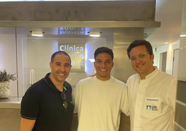 Haitam, junto a los médicos tras recibir el alta de su lesión.