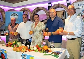 Esperanza González, José María Bergillos, Antonio Bermúdez, Félix Lozano y Pepe Guerrero durante la presentación de la ruta gastronómica.