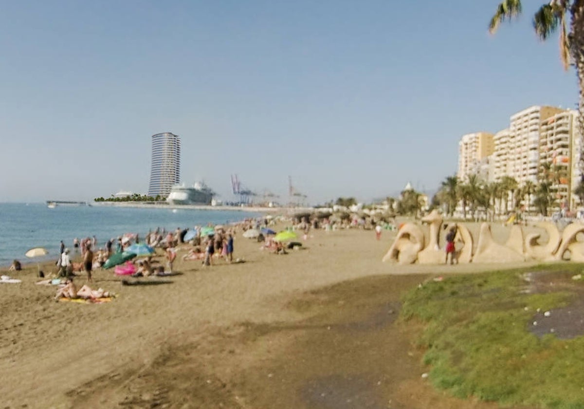 Proyección de la Torre del Puerto vista desde la playa de La Malagueta.