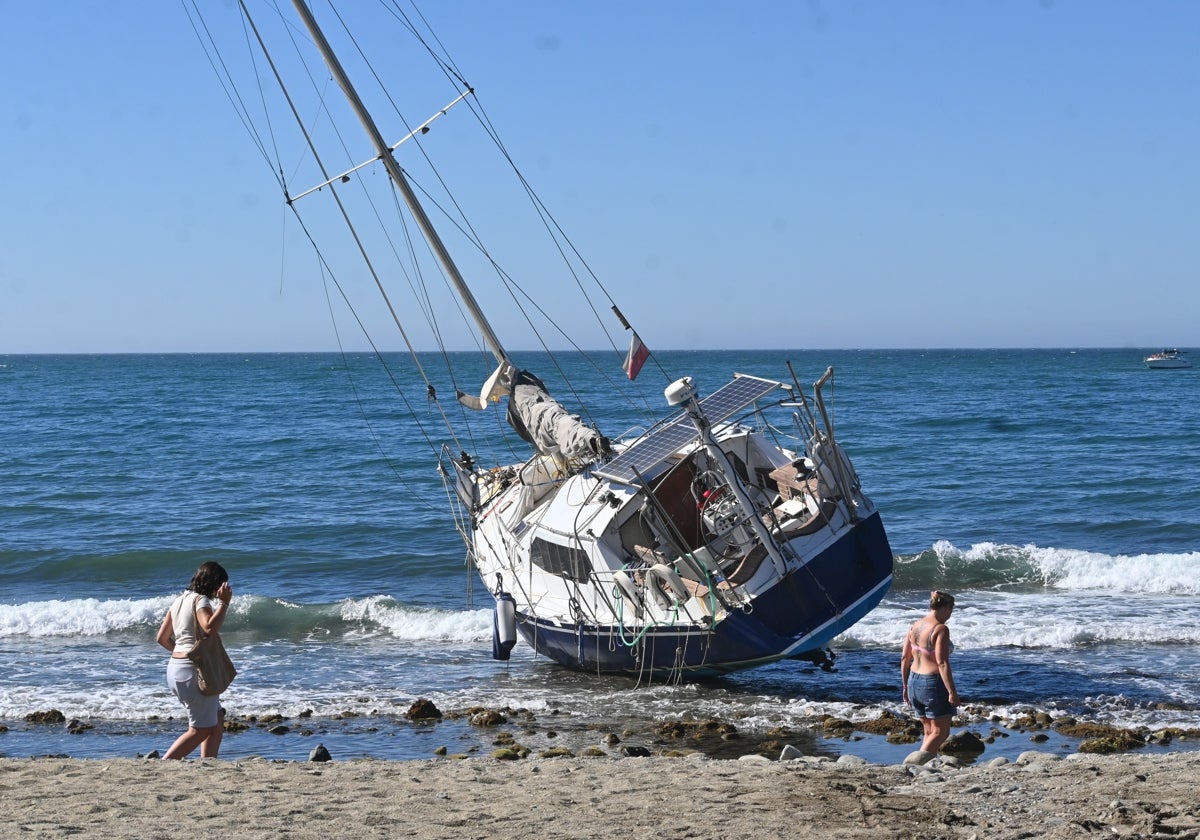 Velero varado en la playa de San Pedro Alcántara.