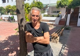 El bailarín y coreógrafo malagueño, en la plaza del Huerto de la Monja de Nerja.