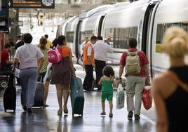 Viajes en tren: las pautas de Consumo para reclamar ante retrasos, cancelaciones o pérdida de equipaje