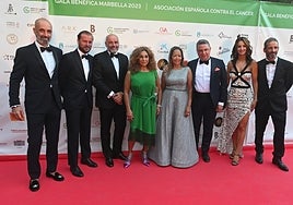 La junta directiva de AECC Marbella y Lolita Flores, que recibió el premio 'The Fighter'.