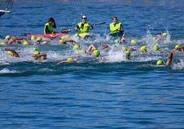 Medio millar de personas participan en la Travesía a Nado del Puerto