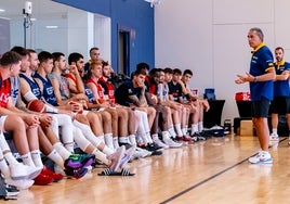 Scariolo durante la charla previa al entrenamiento de esta tarde en Fuengirola.