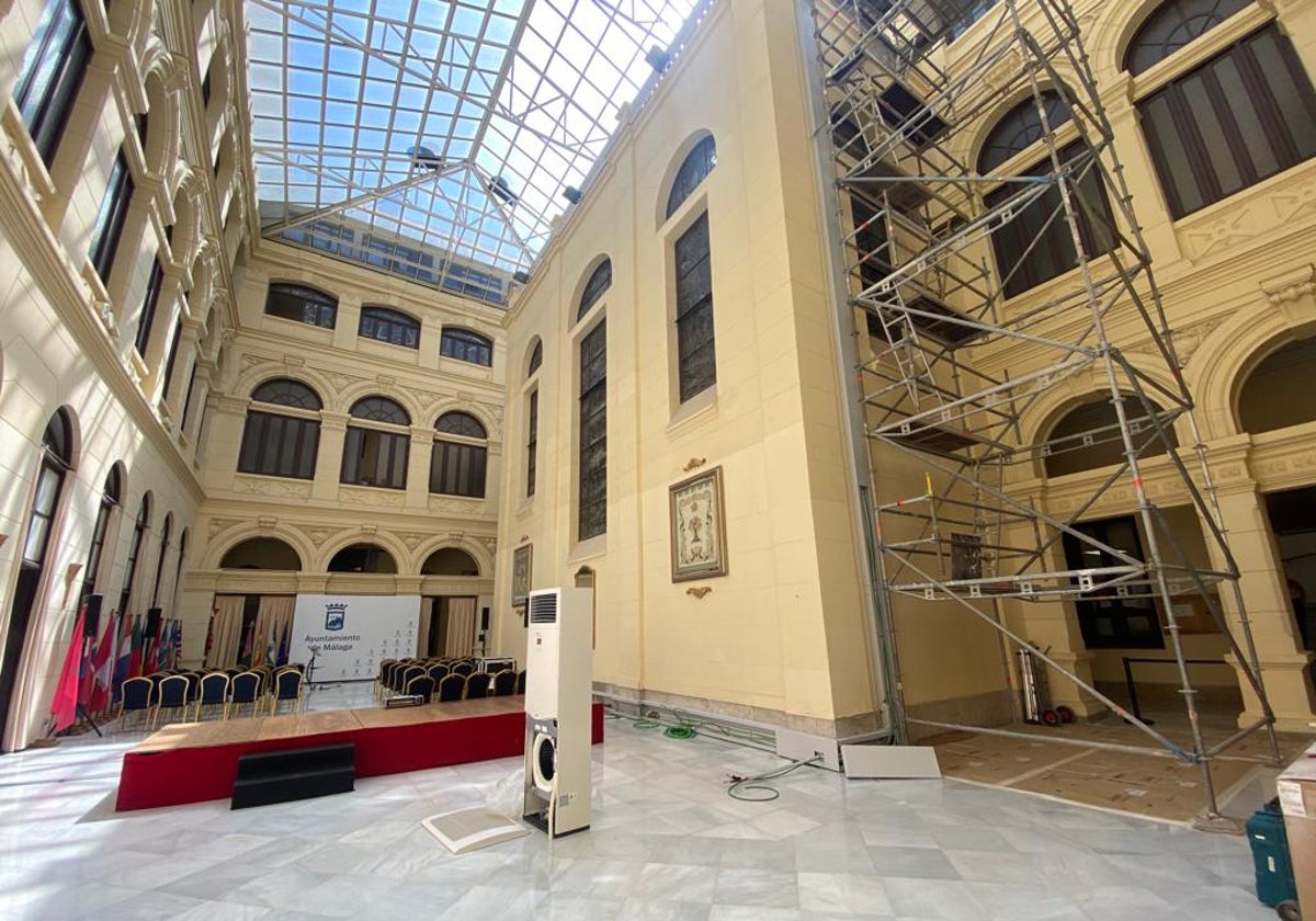 El patio de Banderas tiene una gran claraboya por la que se filtra el sol, lo que provoca que aumente mucho la temperatura en verano. En el lateral, el montaje del aire acondicionado, y delante una de las máquinas.