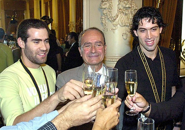 Cabezas y Berni brindan con el alcalde Francisco de la Torre en la recepción en el Ayuntamiento tras ganar el Mundial de 2006.