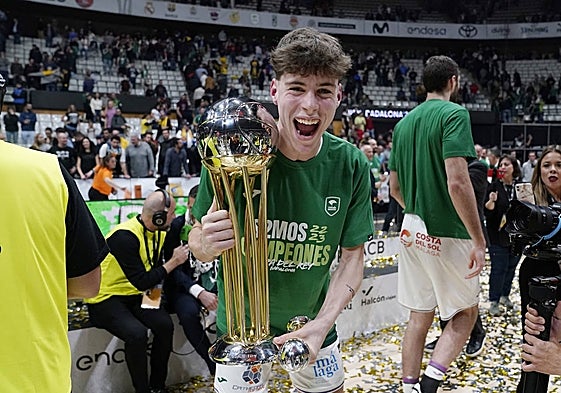 Mario Saint-Supéry, con la Copa del Rey conquistada en Badalona hace meses con el Unicaja.