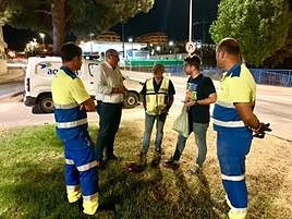 El alcalde veleño, Jesús Lupiáñez, con operarios y técnicos de Aqualia.