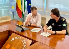 Ponce conversa con un oficial de la Policía Local de Fuengirola.