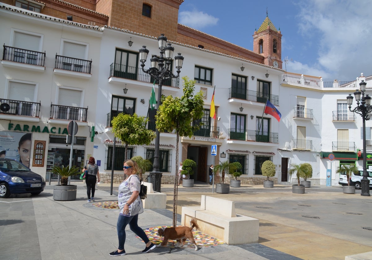 Fachada principal del Ayuntamiento de Torrox en la céntrica plaza de la Constitución.