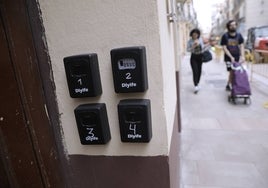 Mecanismos para guardar las llaves de los pisos turísticos en el Centro de Málaga.