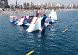 Imagen del parque acuático flotante de Torre del Mar, anclado a apenas 25 metros de la orilla.