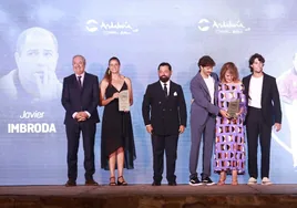 Isa Sánchez , Premio Leyenda femenina, junto a los hijos y la mujer de Javier Imbroda.