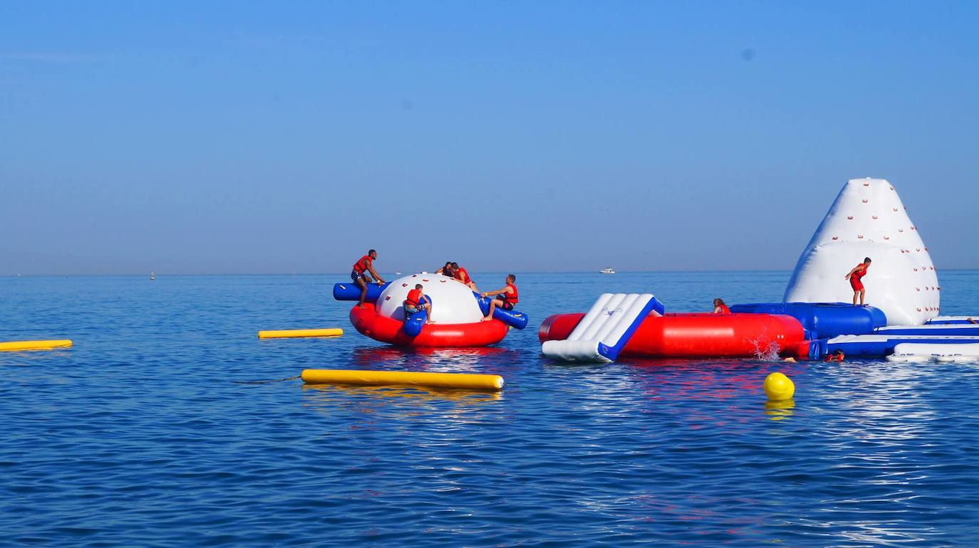 Imágenes de los parques acuáticos flotantes que gestiona la empresa Fun and Beach en Torre del Mar, Marbella y Estepona.