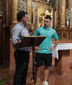 Imagen secundaria 2 - Varios momentos de la ofrenda floral del Málaga a la Divina Pastora.