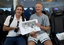 Juan Calderón, redactor de SUR, entrega a Steve Kerr unas fotografías del Mundobasket de 1986 que el técnico disputó como jugador en Málaga hace 37 años.